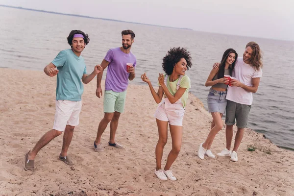 Full Storlek Porträtt Glada Positiva Karlar Kylande Dansande Sandstrand Utanför — Stockfoto