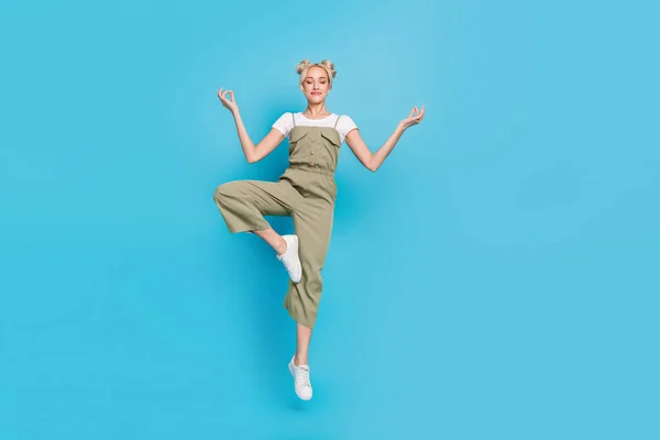 Full Size Foto Van Kalme Blonde Dame Jump Slijtage Shirt — Stockfoto