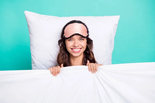 上上の高い角度写真の若い女の子カバー毛布枕夜目を覚ます隔離された上のティール色の背景 — ストック写真