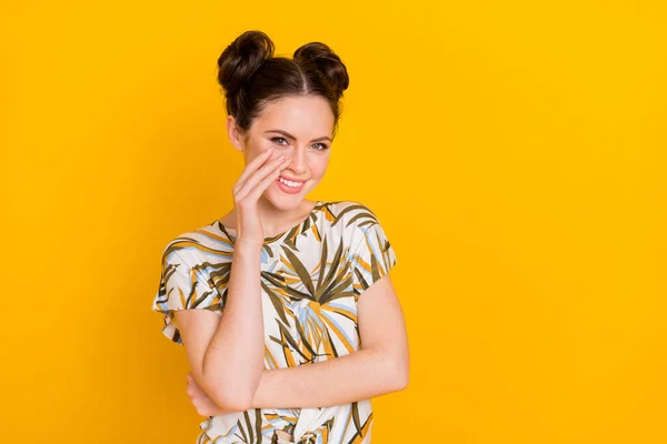 Foto Hermosa Mujer Difícil Usar Impresión Camiseta Brazo Mejilla Riendo — Foto de Stock