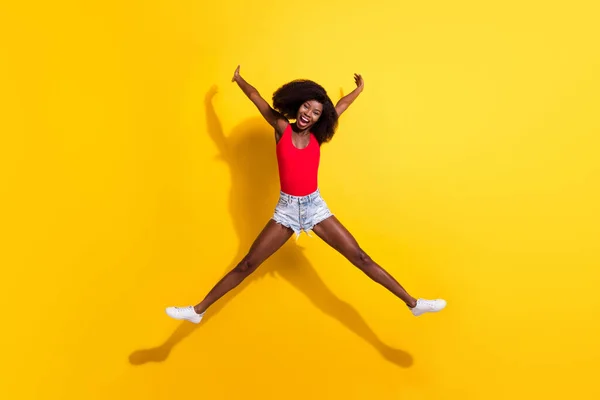 Teljes Hossz Testméret Kilátás Vonzó Vidám Lány Jumping Szórakozás Mint — Stock Fotó
