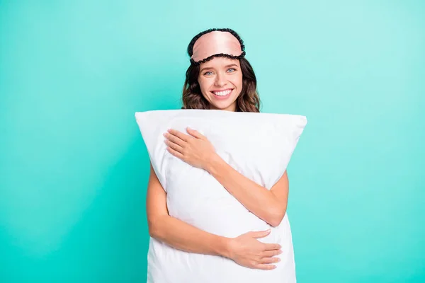 Foto Van Zoete Charmante Jonge Vrouw Slaapkledij Omarmen Witte Grote — Stockfoto