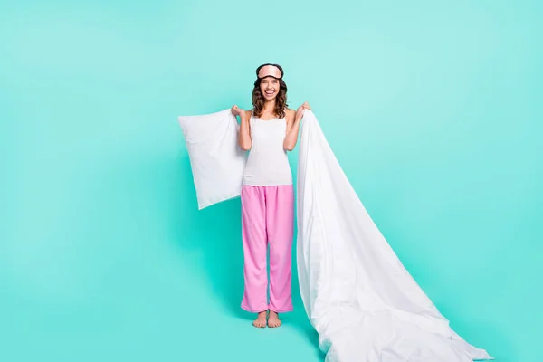 面白いの写真魅力的な若い女性の寝具を保持枕Duvet隔離されたターコイズ色の背景 — ストック写真