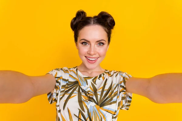 Foto Encantadora Bonita Dama Vestida Impresión Camiseta Sonriente Viraje Selfie —  Fotos de Stock