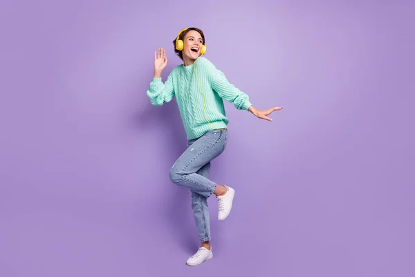 Foto Cuerpo Entero Del Tamaño Niña Alegre Bailando Escuchando Música — Foto de Stock