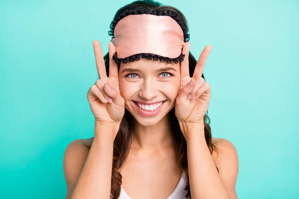 Foto Affascinante Bella Donna Pigiameria Che Mostra Due Segni Guance — Foto Stock