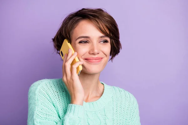 Foto Giovane Donna Attraente Felice Sorriso Positivo Chiamata Parlare Smartphone — Foto Stock