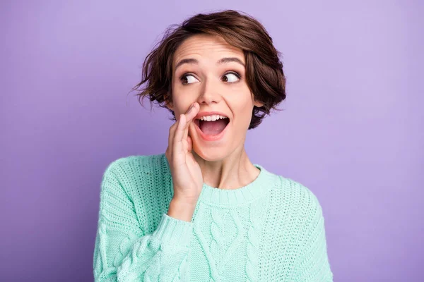 Foto Chica Joven Sonrisa Feliz Mirada Espacio Vacío Mano Cerca — Foto de Stock