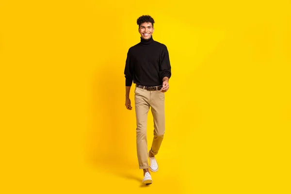 Foto Tamaño Completo Chico Morena Optimista Usar Suéter Negro Pantalones —  Fotos de Stock