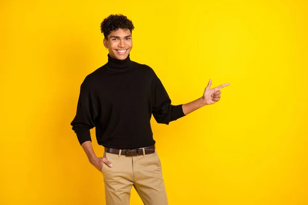 Foto Dolce Bello Uomo Pelle Scura Indossare Maglione Nero Puntando — Foto Stock