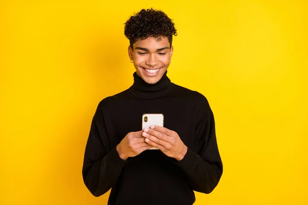 Foto Van Leuke Positieve Donkere Huid Guy Gekleed Zwarte Jumper — Stockfoto