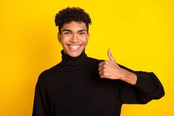 Foto Encantador Lindo Chico Piel Oscura Vestido Jersey Negro Que — Foto de Stock