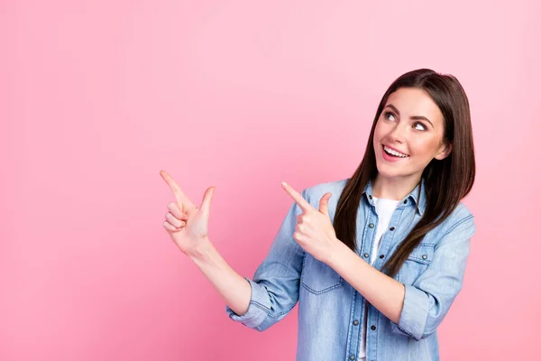 Foto Portret Van Vrouwelijke Student Tonen Vinger Zoek Lege Ruimte — Stockfoto