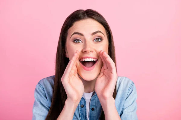 Foto Feliz Agradable Linda Mujer Joven Cogida Mano Boca Decir — Foto de Stock