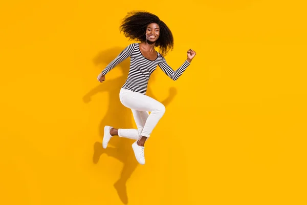 Comprimento Total Tamanho Corpo Foto Mulher Saltando Alto Correndo Venda — Fotografia de Stock