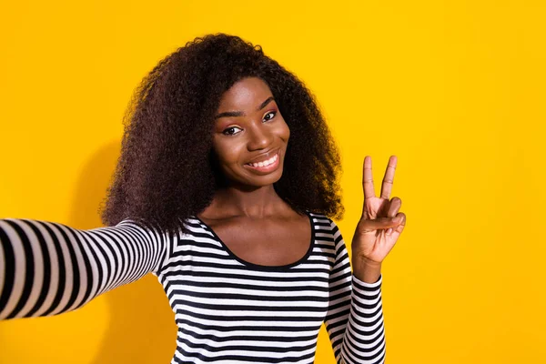 Photo Portrait Curly Woman Taking Selfie Showing Sign Gesture Smiling — Stockfoto