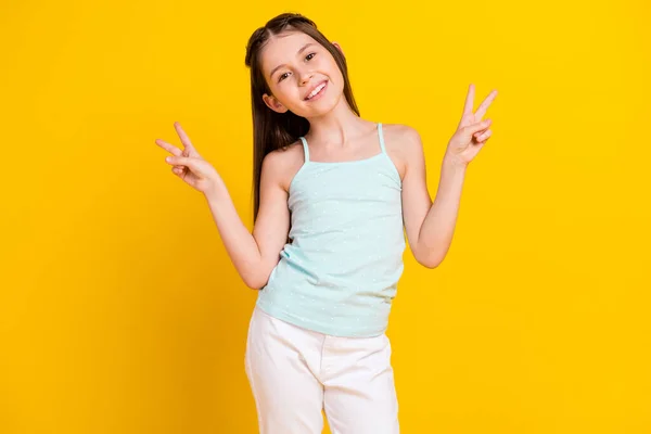 Neşeli Pozitif Küçük Bir Kızın Fotoğrafı Işaretleri Yap Merhaba Gülümse — Stok fotoğraf