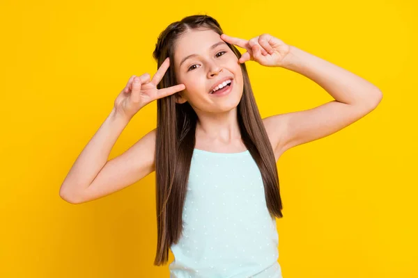 Neşeli Mutlu Küçük Bir Kızın Fotoğrafı Işaretlerini Gülümsetiyor Sarı Arka — Stok fotoğraf