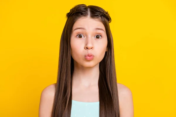 Çekici Komik Bir Kızın Yakın Plan Portresi Parlak Sarı Arka — Stok fotoğraf