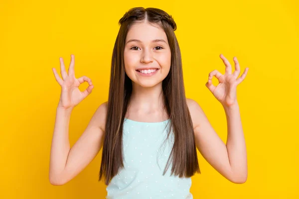 Çekici Mutlu Kızın Portresi Açık Sarı Arka Planda Izole Edilmiş — Stok fotoğraf