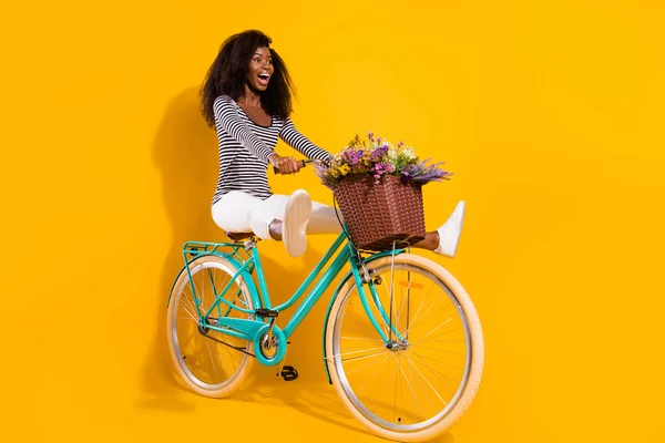 Longitud Completa Cuerpo Tamaño Foto Mujer Montando Una Bicicleta Con —  Fotos de Stock