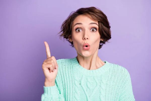 Foto Von Jungen Schönen Charmanten Schönen Schockierten Mädchen Zeigefinger Kopierraum — Stockfoto