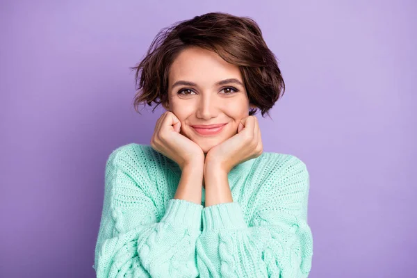 Portrait Attrayant Gai Fille Aux Cheveux Bruns Bénéficiant Bonne Humeur — Photo