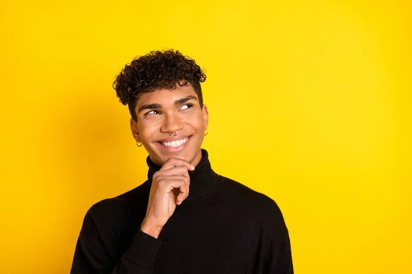 Foto Van Optimistische Brunet Man Kijken Lege Ruimte Dragen Zwarte — Stockfoto