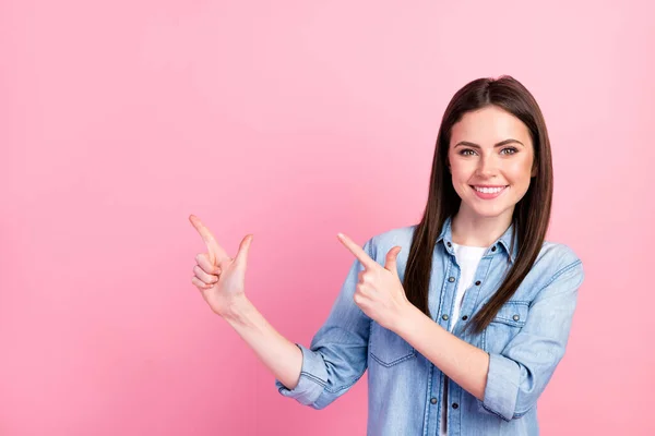 Photo Cheerful Pretty Nice Young Woman Point Index Finger Empty — Stockfoto