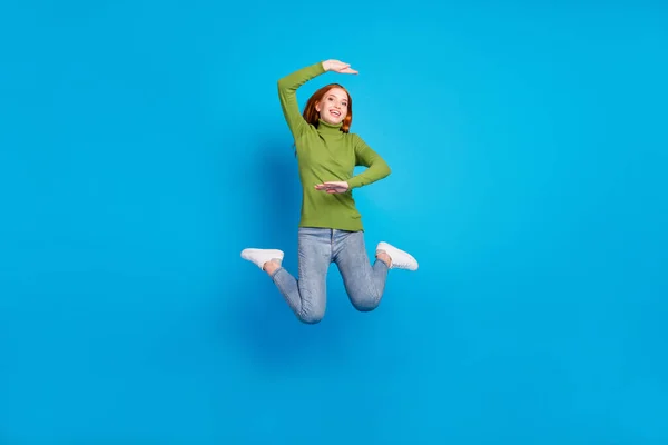 Teljes Hossz Testméret Kilátás Vonzó Vidám Lány Jumping Mutatja Méret — Stock Fotó