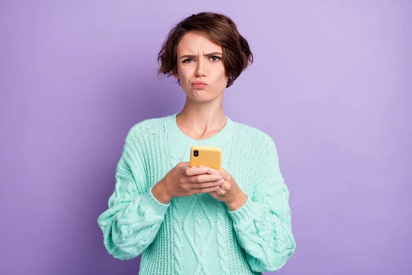 若い女性の写真不幸な悲しい動揺チャットタイプSms携帯電話隔離上紫色の背景 — ストック写真