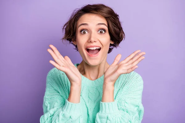 若い魅力的な女の子の写真幸せな肯定的な笑顔驚きの驚きのニュース販売隔離された紫色の背景 — ストック写真