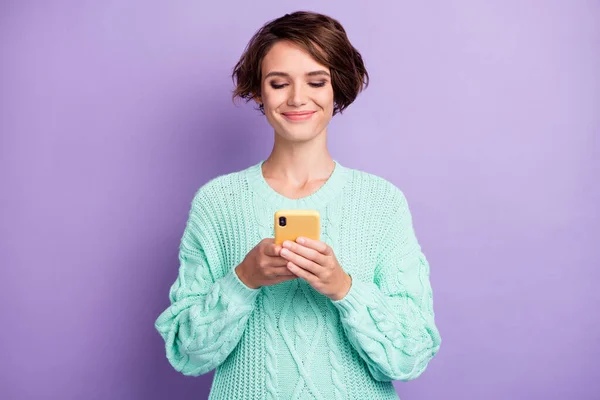 デバイスを使用して魅力的な陽気な焦点を当てた茶色の髪の女の子の肖像紫の色の背景に孤立5G — ストック写真