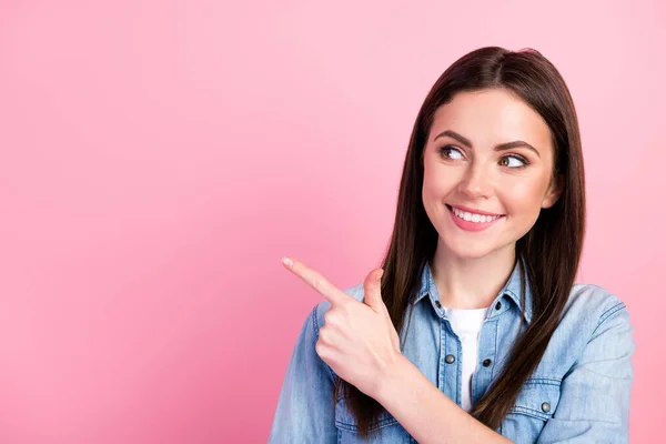 Foto Agradable Positiva Mujer Joven Feliz Mirada Dedo Dedo Vacío — Foto de Stock