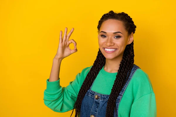 Retrato Alegre Adorable Chica Brazo Dedos Demuestran Aprobar Okey Símbolo — Foto de Stock