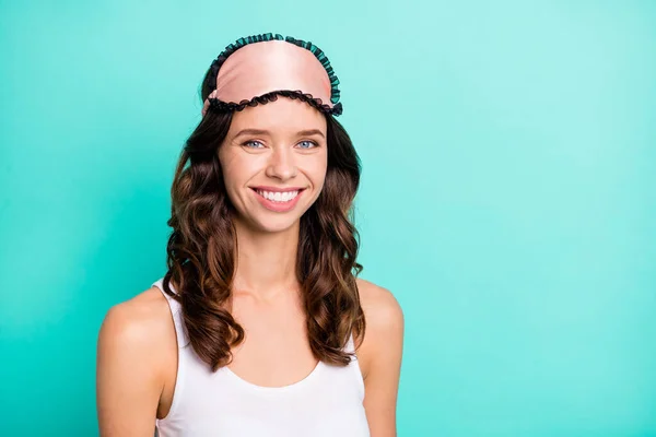 Retrato Encantador Peinado Rizado Persona Radiante Sonrisa Mirada Cámara Aislada — Foto de Stock