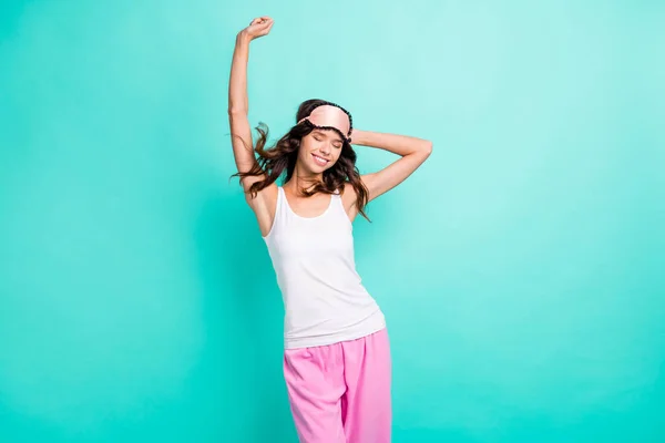 Φωτογραφία Από Χαριτωμένο Αξιολάτρευτο Νεαρή Γυναίκα Sleepwear Τεντώνοντας Χέρι Χέρι — Φωτογραφία Αρχείου