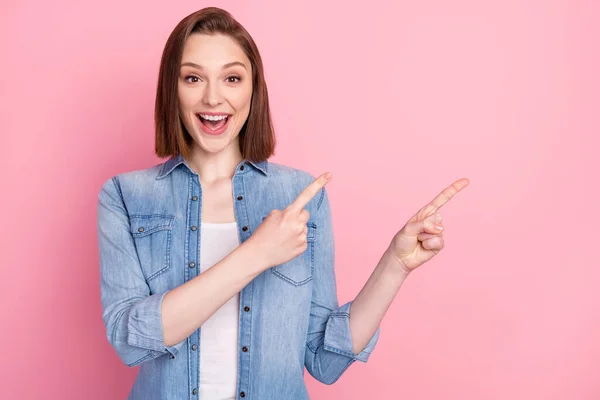 Foto Ritratto Ragazza Sorridente Mostrando Dita Spazio Vuoto Raccomandando Isolato — Foto Stock