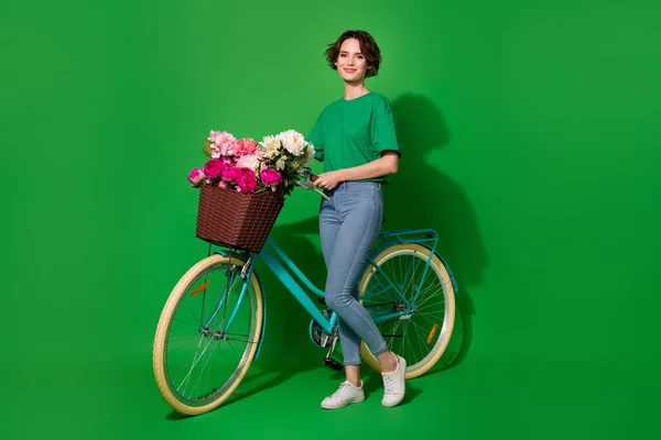 자전거 옆에서 아름다운 소녀의 배경에는 따듯하다 — 스톡 사진