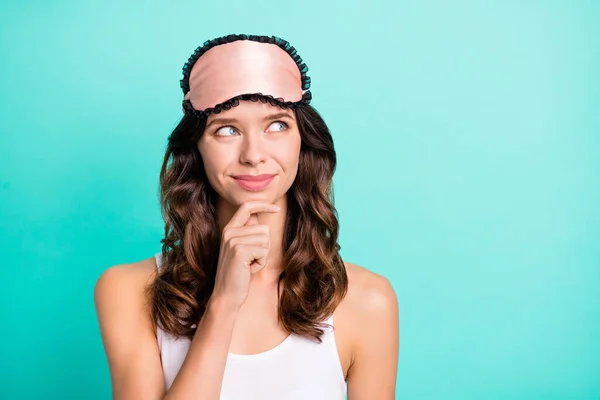 Retrato Encantador Dedo Señora Positiva Mentón Mirada Espacio Vacío Imaginar —  Fotos de Stock