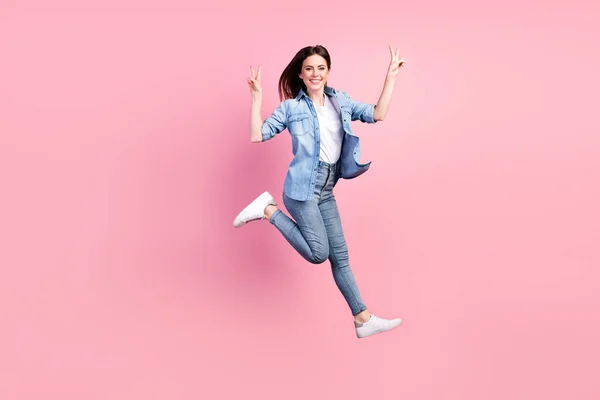 몸길이의 아름다운 소녀의 그림은 분홍색 파스텔 표시를 재미있는 점프를 — 스톡 사진