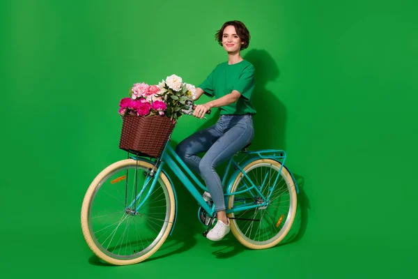 Full Size Ritratto Splendida Ragazza Positiva Corsa Bicicletta Fiori Freschi — Foto Stock