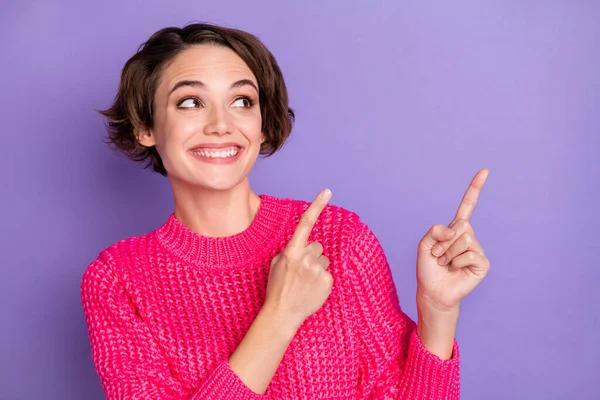 Photo Young Cheerful Girl Look Point Fingers Empty Space Promo — Stock Photo, Image