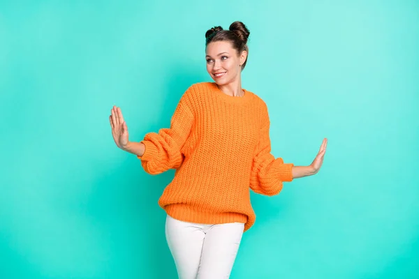 Photo Portrait Girl Wearing Knitted Sweater Dancing Looking Copyspace Smiling — Stock Photo, Image