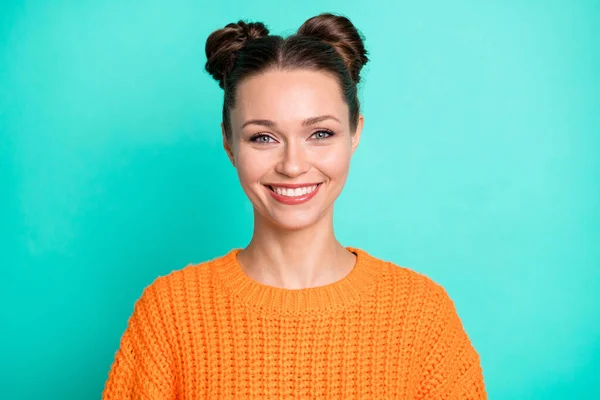Foto Retrato Chica Bonita Suéter Naranja Sonriendo Aislado Sobre Fondo —  Fotos de Stock