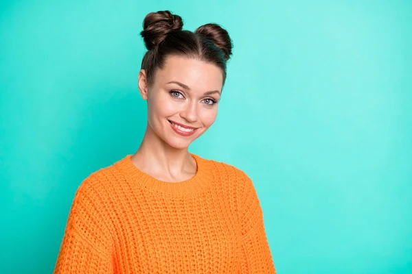 Zdjęcie Portret Ładnej Dziewczyny Dziewczęcej Fryzury Uśmiechnięty Noszenie Pomarańczowy Sweter — Zdjęcie stockowe