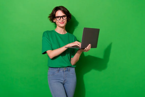 Foto Mujer Inteligente Inteligente Usar Gafas Camiseta Casual Escribiendo Dispositivo —  Fotos de Stock
