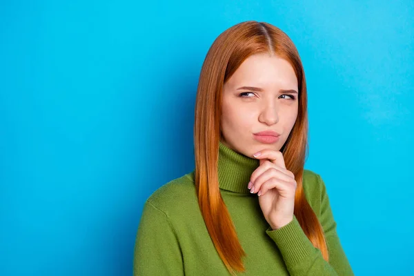 Photo Minded Thoughtful Young Woman Look Empty Space Think Hold — Stock Photo, Image