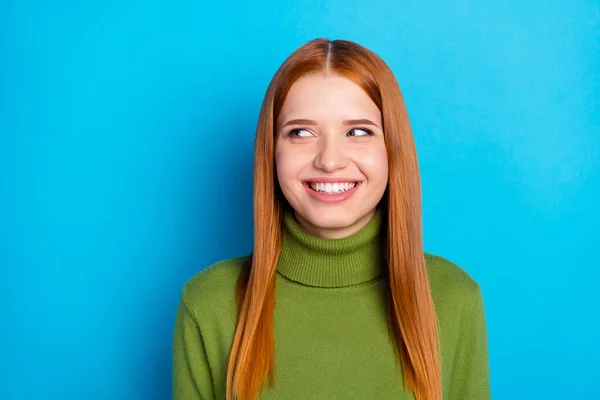 楽観的な赤い髪の女性の写真は空のスペースは青の色の背景に隔離された緑のセーターを着用見える — ストック写真