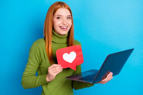 Retrato Menina Alegre Atraente Segurando Mão Coração Laptop Como Aplicativo — Fotografia de Stock